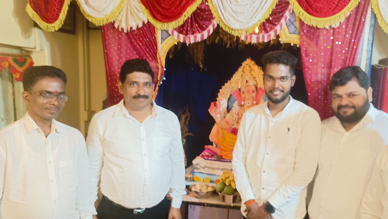शिवसेना उपजिल्हाप्रमुख विश्वास गांवकर यांनी घेतले जिल्ह्यातील अनेक घरगुती बाप्पांचे दर्शन