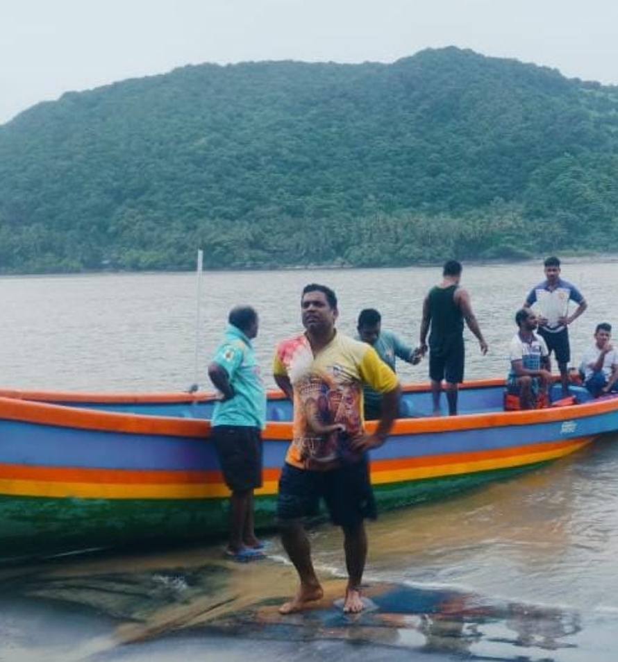देवबाग समुद्रात अडकलेल्या तरुणाला सुखरूप बाहेर आणण्यात स्थानिकांना यश