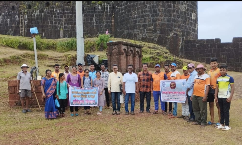 'चला होवू जागतिक वारसा नामांकनाचे साक्षीदार' अंतर्गत सिंधुदुर्ग व विजयदुर्ग किल्ल्यावर स्वच्छता कार्यक्रम संपन्न