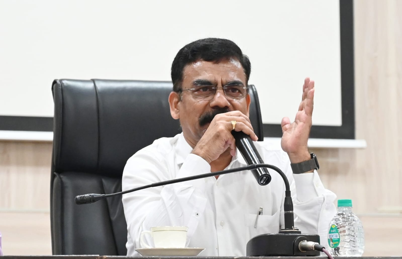 जनतेच्या समस्या जाणुन घेऊन त्यांचे निराकरण करा-जिल्हाधिकारी अनिल पाटील