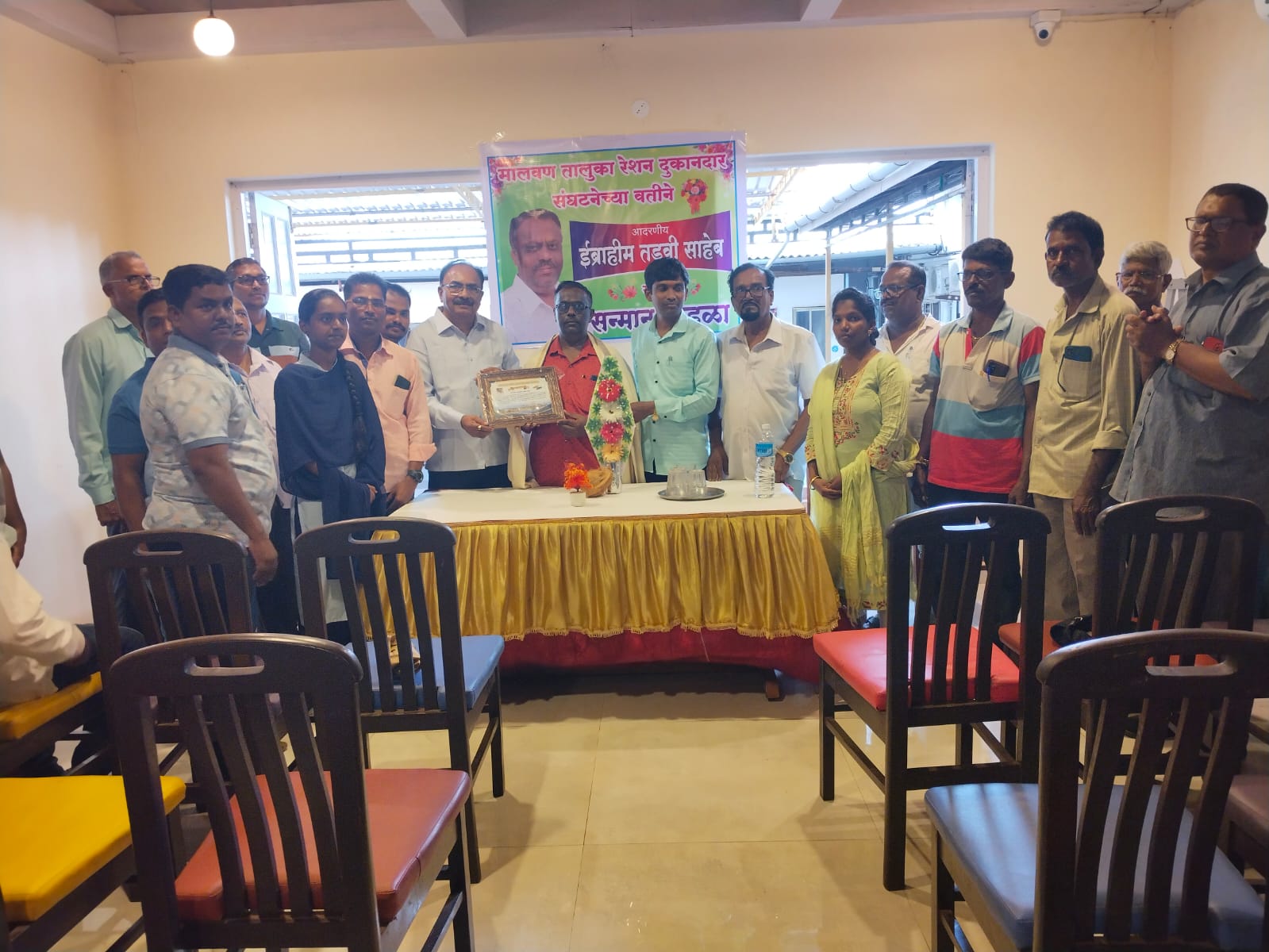 मालवण तालुका धान्य दुकानदार संघटनेच्या वतीने मालवण पुरवठा निरीक्षक एब्राहिम तडवी यांचा सन्मान