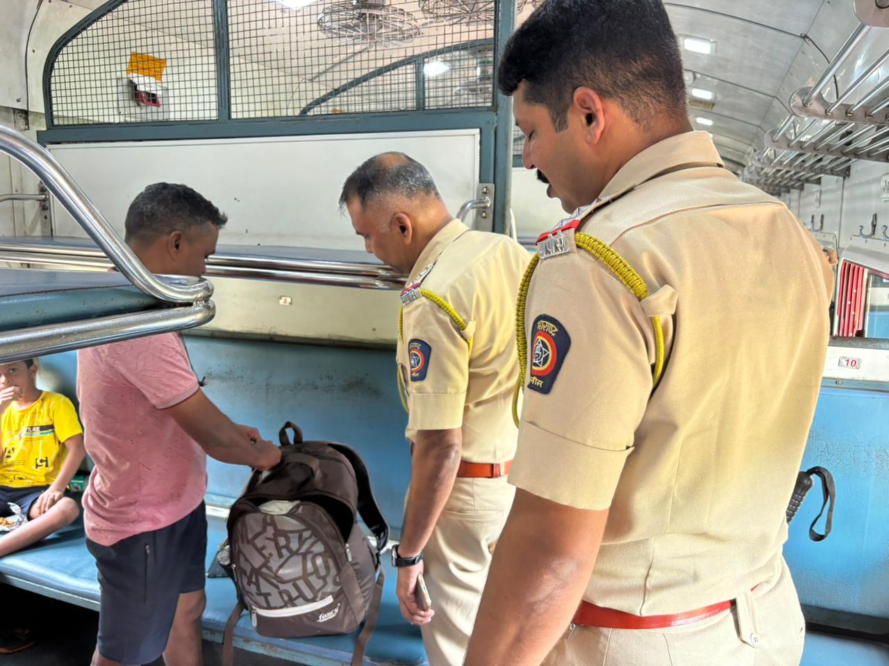 निवडणुकीच्या अनुषंगाने पोलिसांकडून रेल्वेस्थानकावर गाड्यांची कसून तपासणी