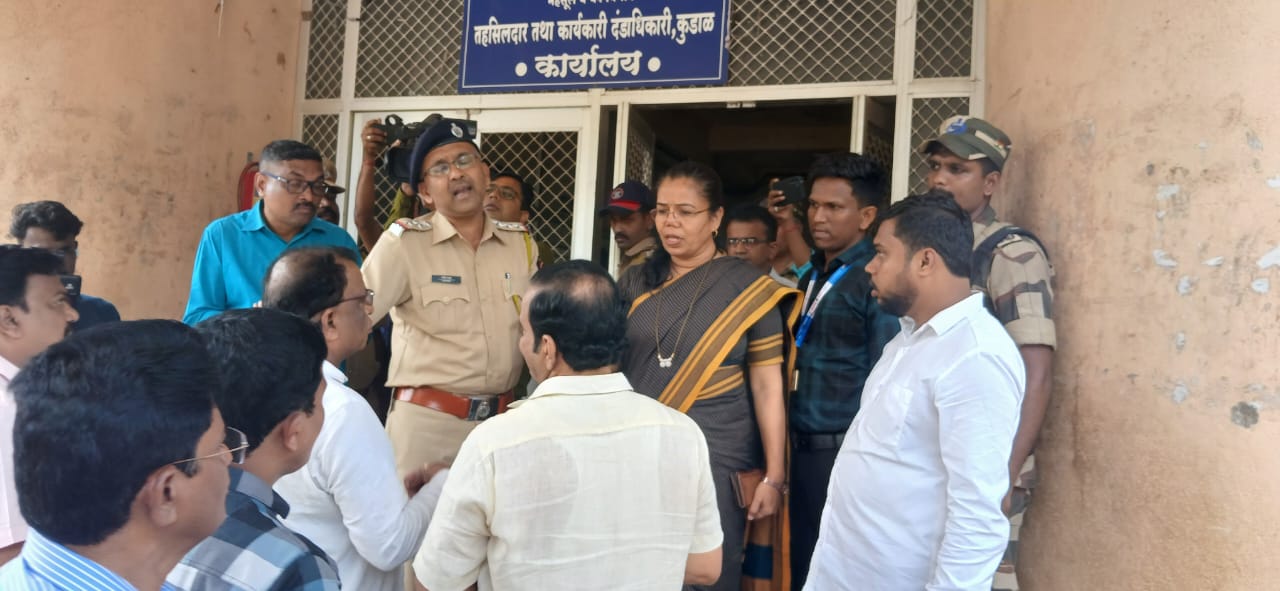 सूचकाला अडवल्यावरून झाली जोरदार शाब्दिक चकमक