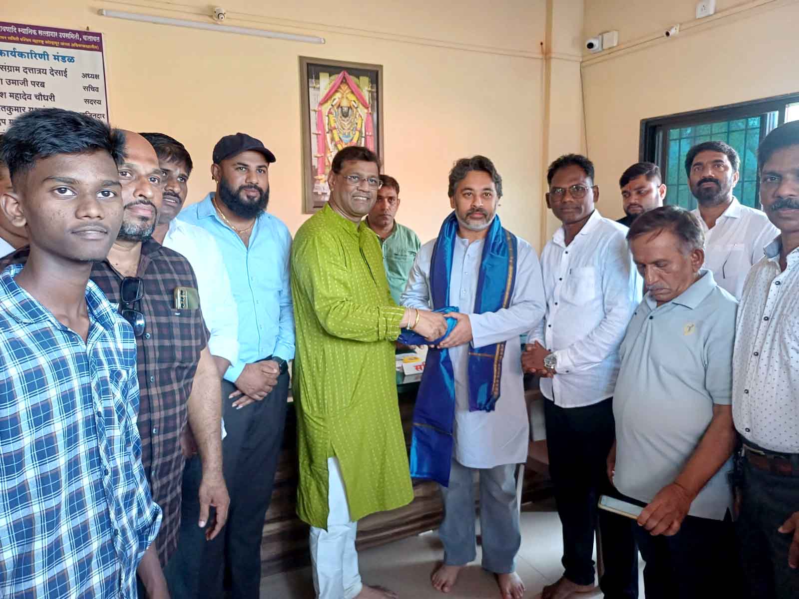 महायुतीचे उमेदवार निलेश राणे यांनी घेतले श्री देव लक्ष्मी नारायणाचे दर्शन