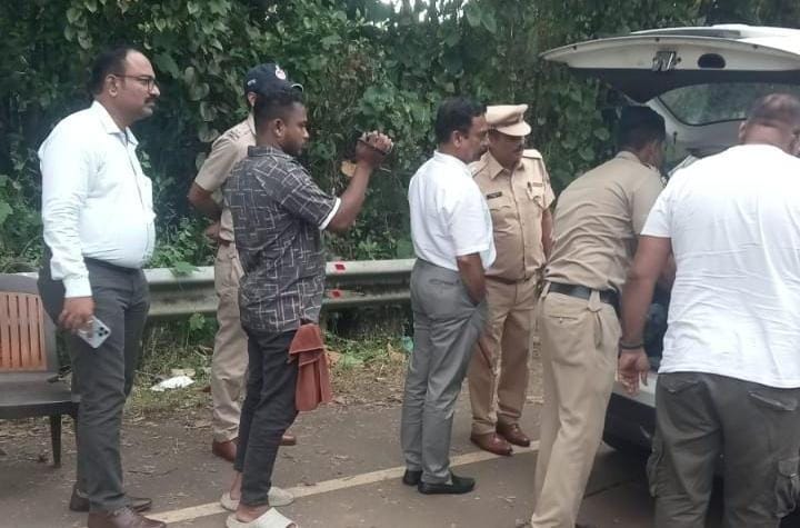 जिल्हाधिकारी आणि मुख्य कार्यकारी अधिकारी यांच्या उपस्थितीत बांद्यात वाहनांची कसून तपासणी