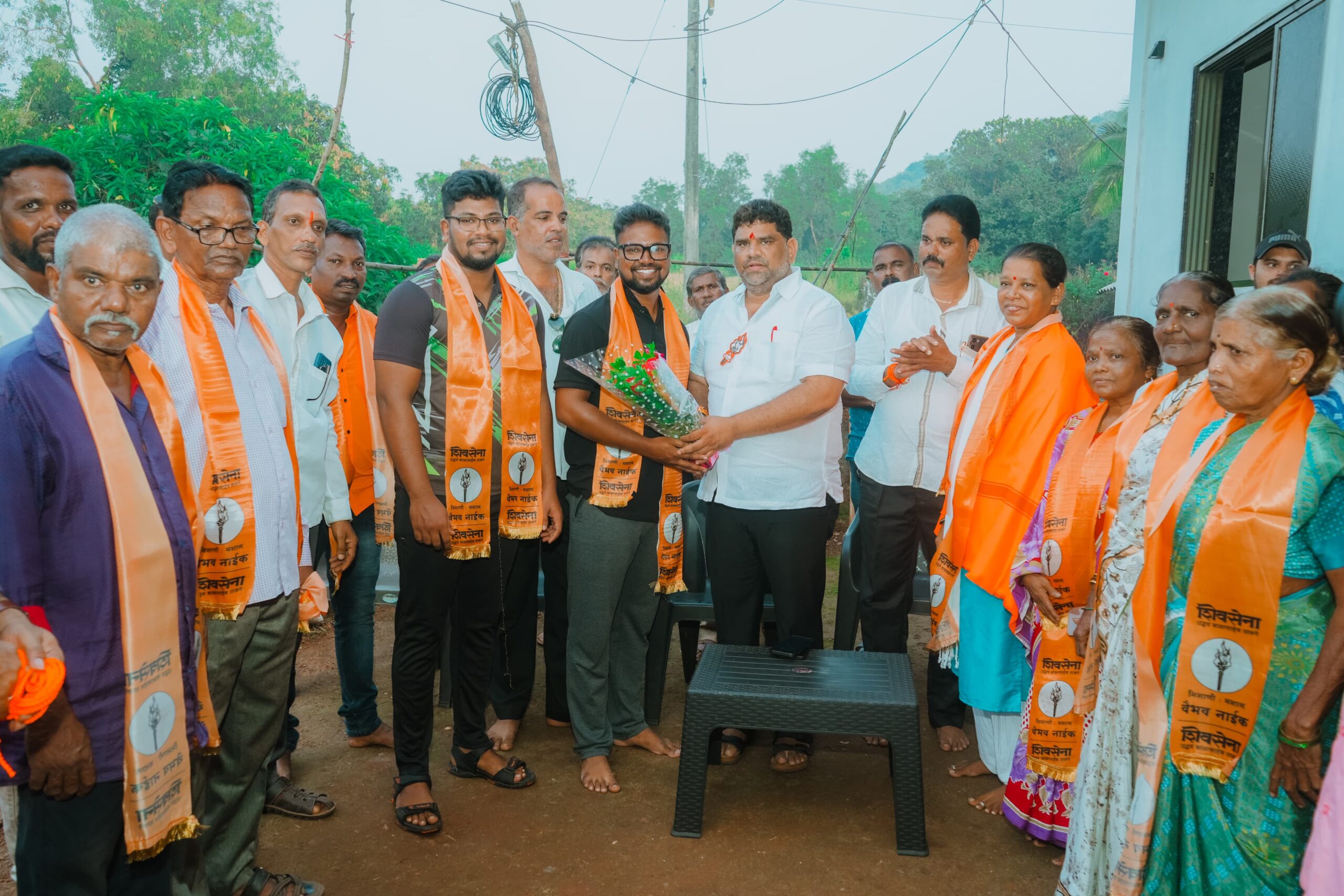 कट्टर राणे समर्थक माधवी कदम यांनी आमदार वैभव नाईक यांच्या उपस्थितीत हाती घेतली मशाल
