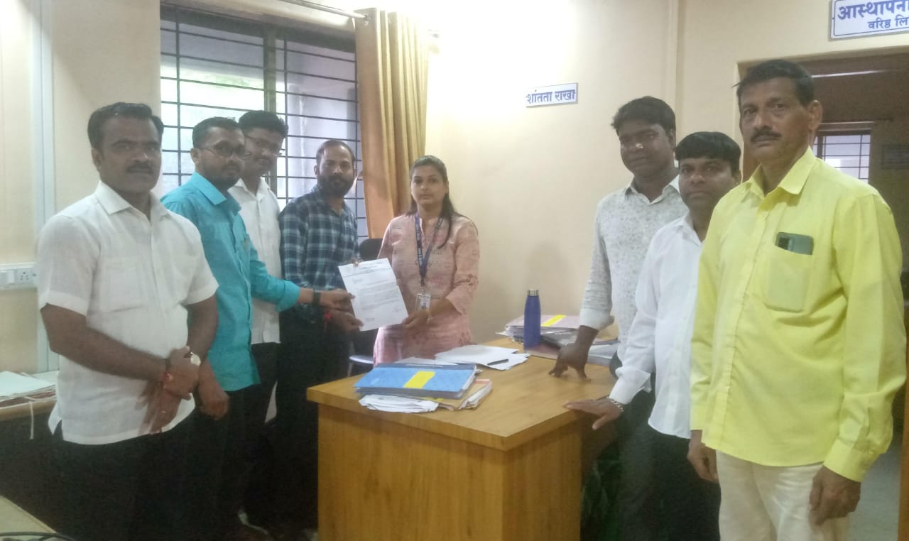 युवक काँग्रेसचे सार्वजनिक बांधकाम विभागास निवेदन