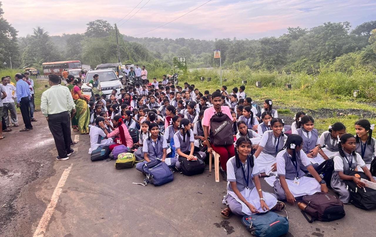 तीन बसेस अडकल्या