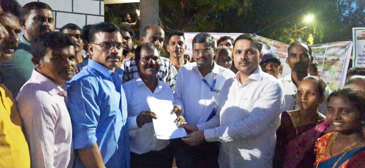 आकाश फिश मिल विरोधातील बेमुदत उपोषण आंदोलन अखेर माजी केंद्रीय मंत्री नारायण राणे यांच्या मध्यस्थी नंतर रात्री उशिरा मागे