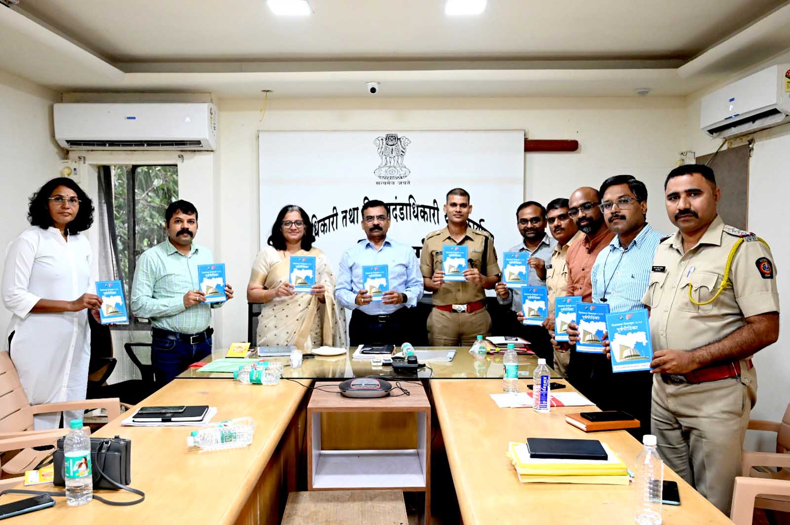 जिल्हा माहिती कार्यालयनिर्मित विधानसभा निवडणूक पूर्वपीठिकेचे जिल्हाधिकारी अनिल पाटील यांच्या हस्ते प्रकाशन
