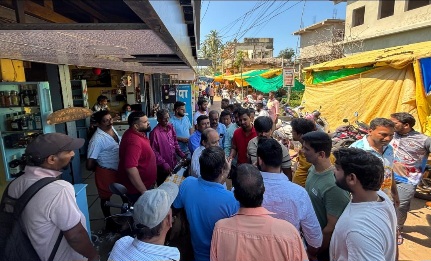 व्यापाऱ्यांची सतर्कता ; फसवणूक करणाऱ्याना दिला मालवणी हिसका