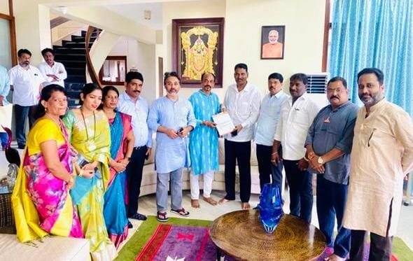 नगरपरिषद कर्मचारी, नगराध्यक्ष ते शिवसेना जिल्हा संघटक अशी यशस्वी वाटचाल