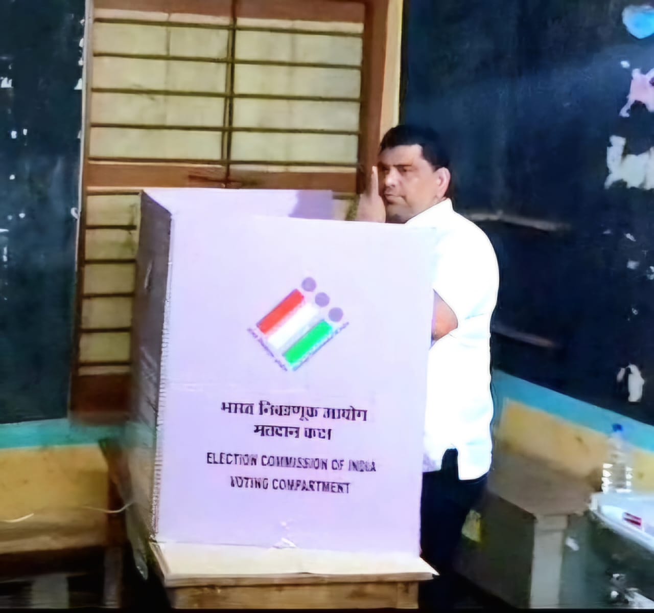 महाविकास आघाडीचे उमेदवार वैभव नाईक यांनी बजावला मतदानाचा हक्क