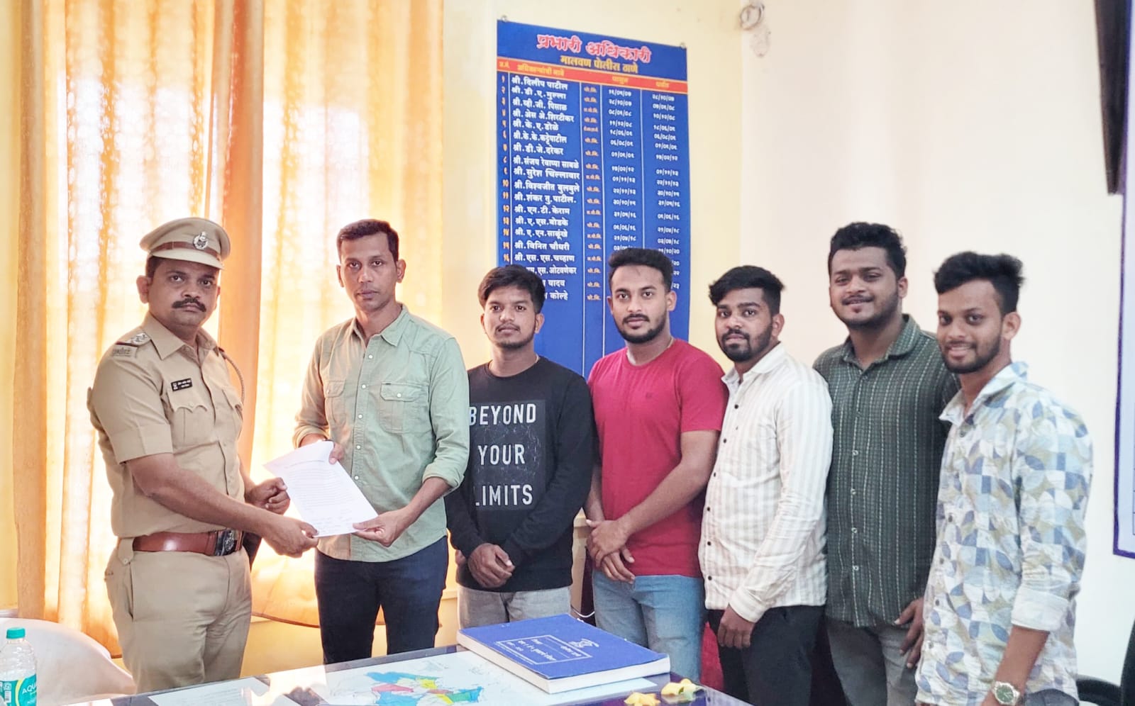 अनधिकृत फळ विक्रेत्यांवर कारवाई करावी