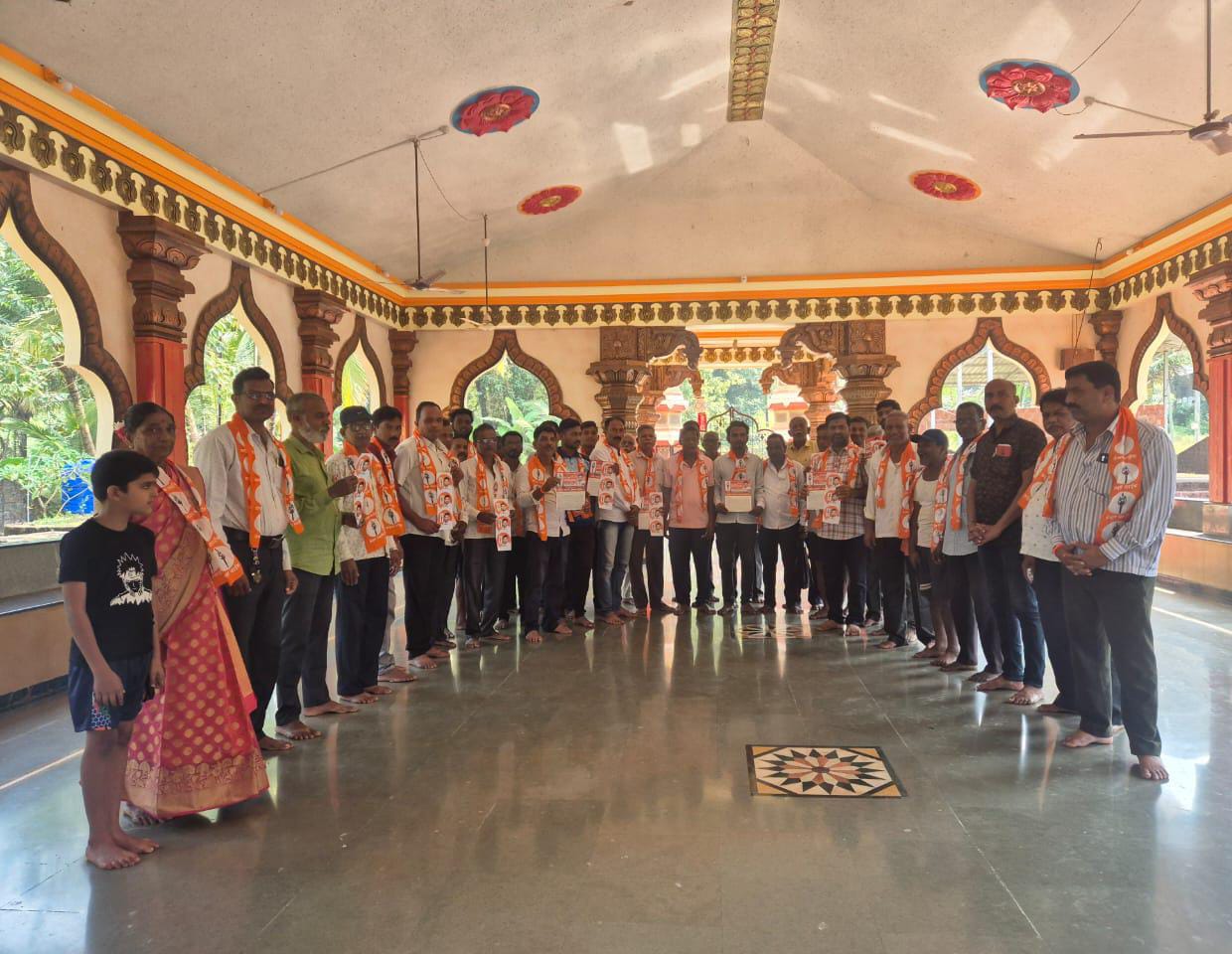 पोईप मध्ये श्री देव वेताळ मंदिरात श्रीफळ वाढवून आ.वैभव नाईक यांच्या प्रचाराचा शुभारंभ