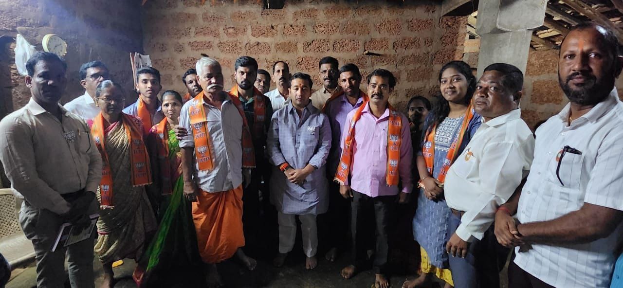 कोकिसरे बांधवाडी येथील उबाठा गटाचे सोसायटी संचालक संजय नाना गजोबार यांचा असंख्य कार्यकर्त्यांसह भाजपात प्रवेश