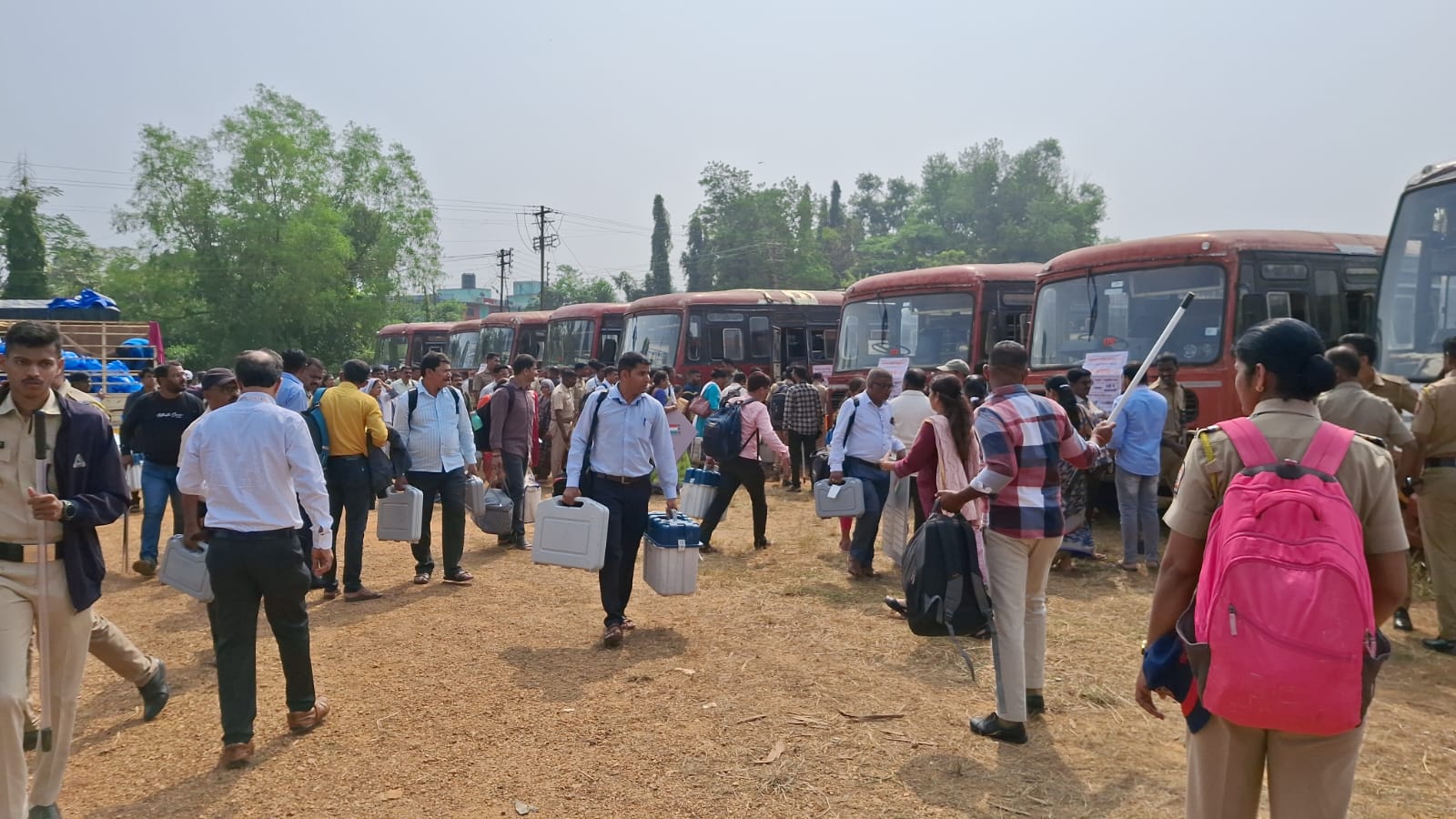 कुडाळ-मालवणसाठी १८०० कर्मचारी २७९ मतदानकेंद्रावर रवाना