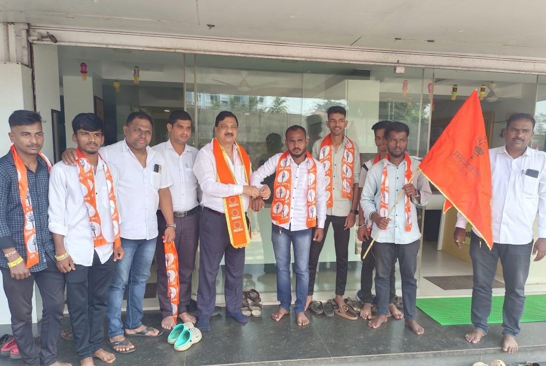 वराड गावातील युवकांनी माजी आमदार परशुराम उपरकर यांच्या उपस्थितीत हाती घेतली मशाल