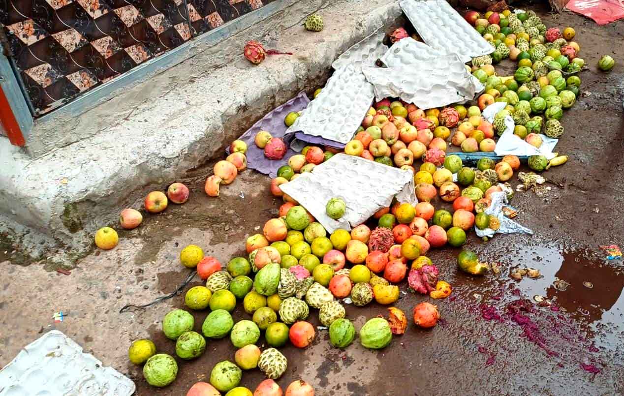 फळ विक्रेत्याकडून फळांवर थुंकण्याचा प्रकार