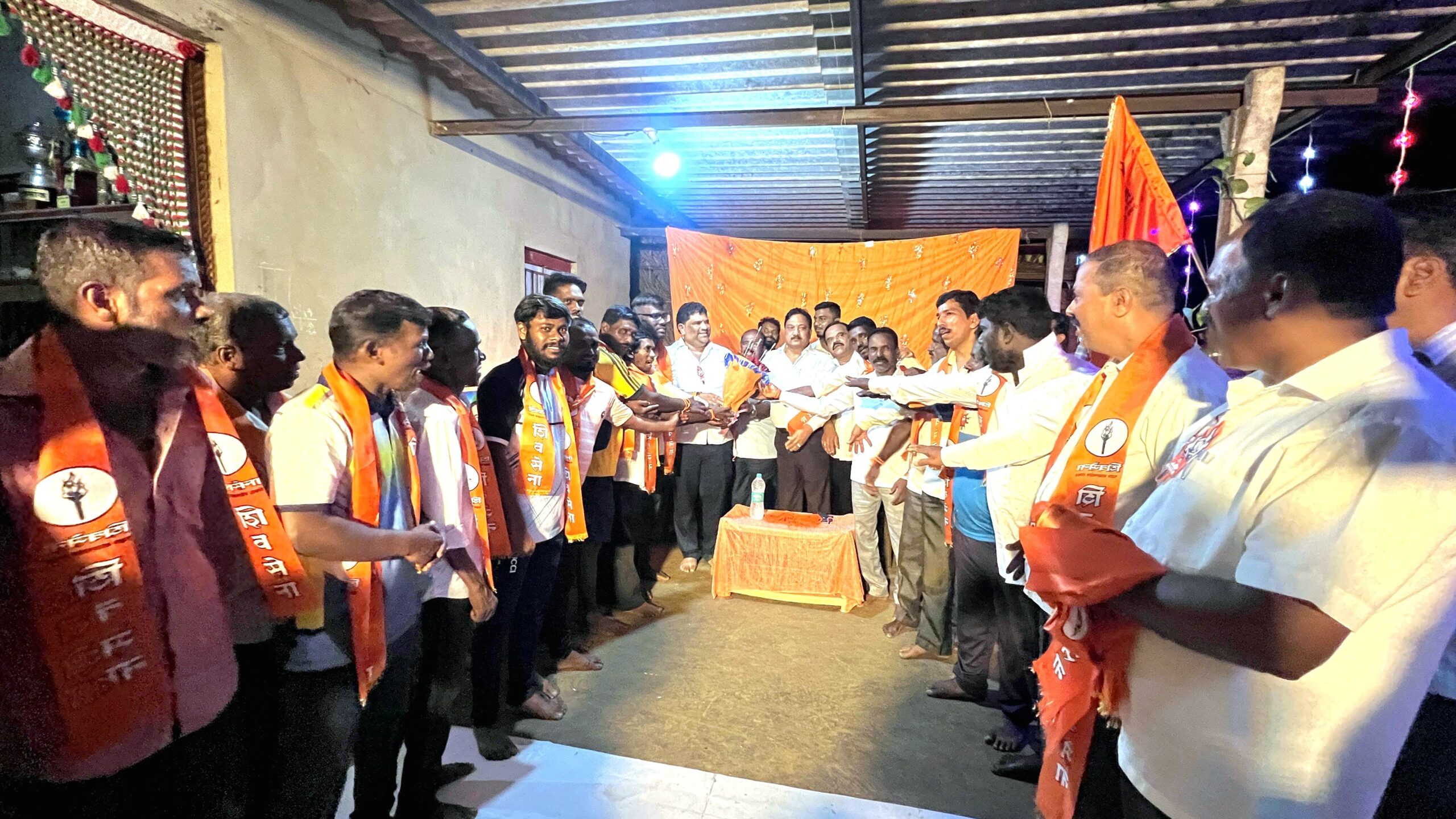 वारंगाची तुळसुली येथील शेकडो भाजप कार्यकर्त्यांनी हाती घेतली मशाल