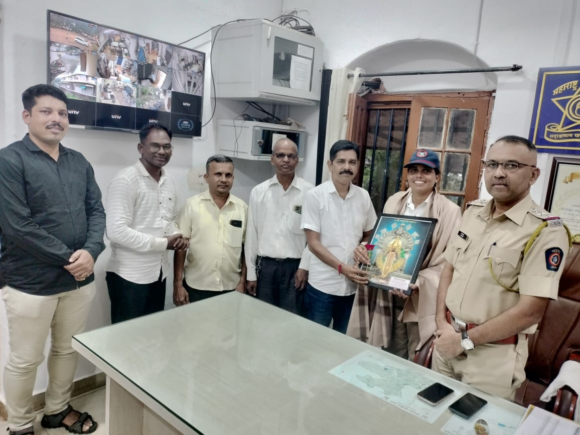 रिक्षा व्यावसायिकांची ट्रॅफिक पोलीस दीदीला अनोखी भाऊबीज