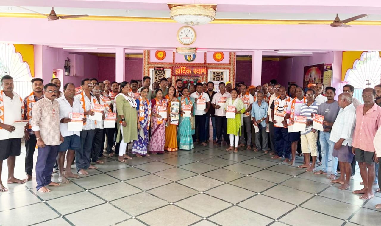 धुरीवाडा येथील श्रीकृष्ण मंदिरात श्रीफळ ठेवून महाविकास आघाडीचे उमेदवार वैभव नाईक यांच्या प्रचाराचा शुभारंभ
