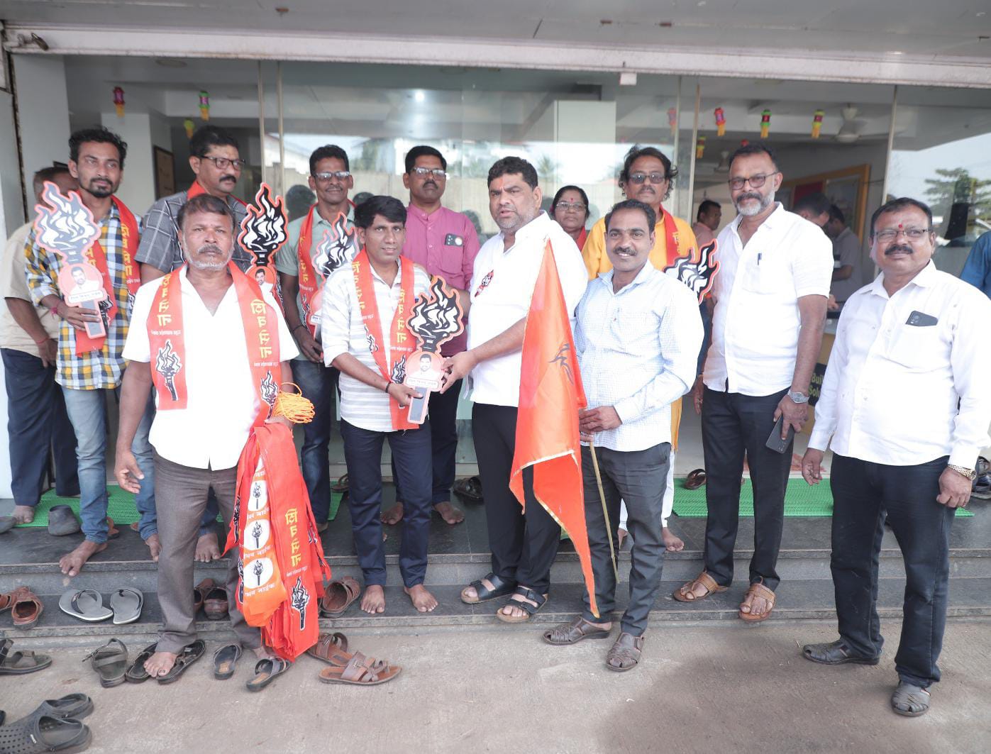 असरोंडी गावातील शिवसेना बुथ अध्यक्ष कमलेश गावडे व भाजप बुथ अध्यक्ष मोहन सावंत यांचा उबाठा गटात प्रवेश