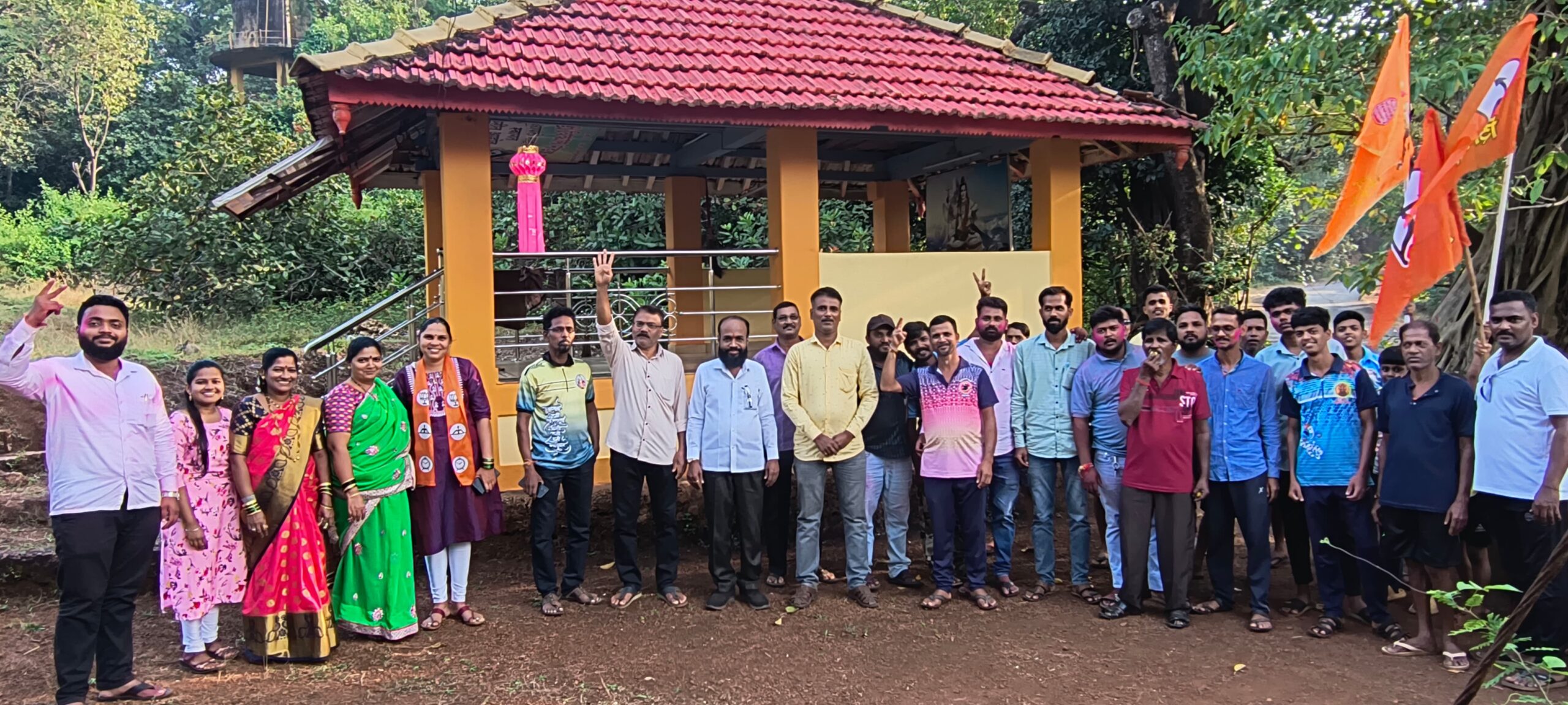 महान गावात निलेश राणे यांच्या विजया नंतर जल्लोष