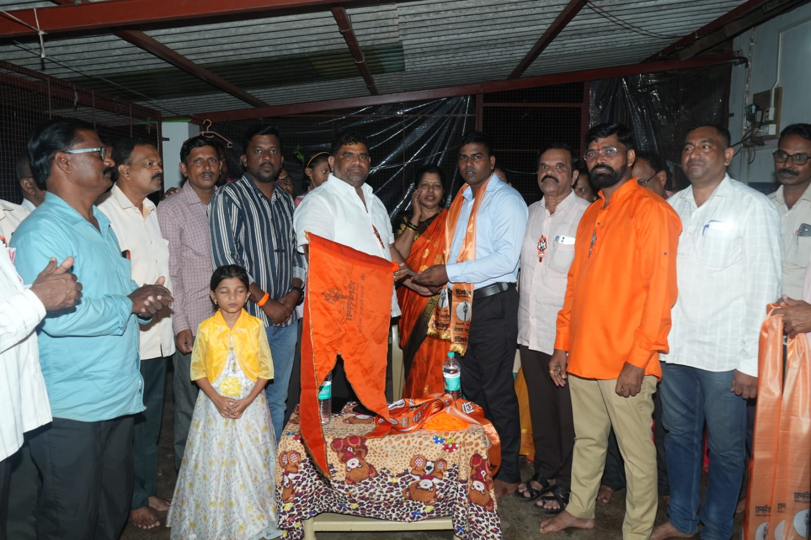 साळगाव मधील मनसेचे पिंगुळी विभागप्रमुख सुरज घाटकर यांनी हाती घेतली मशाल
