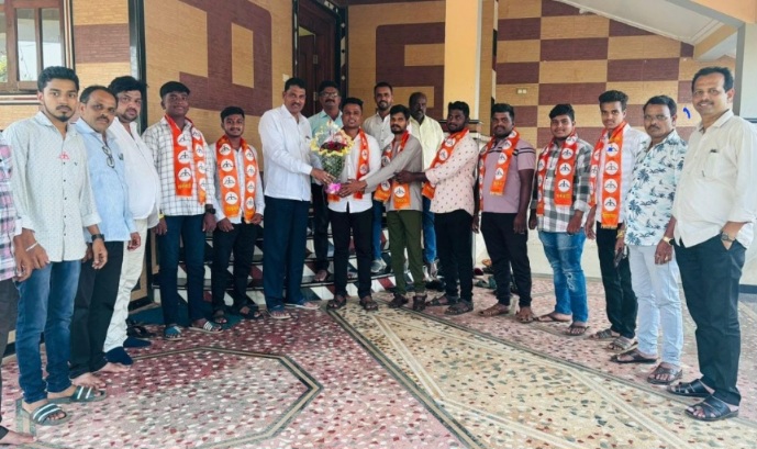 असरोंडी येथील उबाठा युवा कार्यकर्ते यांचा शिवसेनेत प्रवेश