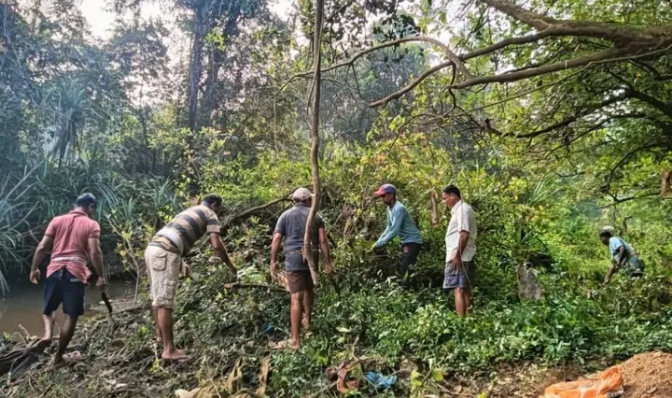 गुळदुवे ग्रामस्थांमार्फत श्रमदानातून नदीची साफसफाई