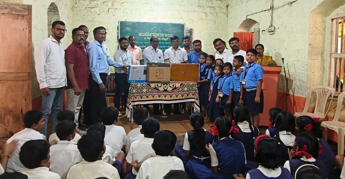 करुळ येथे माध्यमिक व प्राथमिक शाळांना संगणक व हार्मोनियम भेट