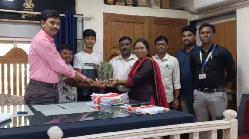 कुडाळ हायस्कुलच्या प्रेम आणि हर्षदचा प्रामाणिकपणा