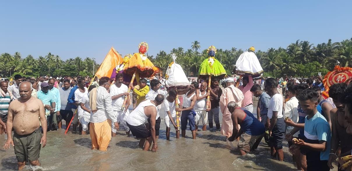 आंबडोस गावची ग्रामदेवता श्री देव रवळनाथ पंचायतनचे तीर्थ स्नान