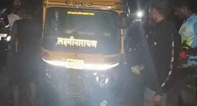 उभादांडा येथील तिहेरी अपघातात रिक्षाचे मोठे नुकसान, तिघेजण जखमी