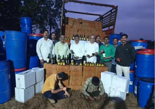 गोवा बनावटीची 61 लाखाची दारु झाराप येथे जप्त