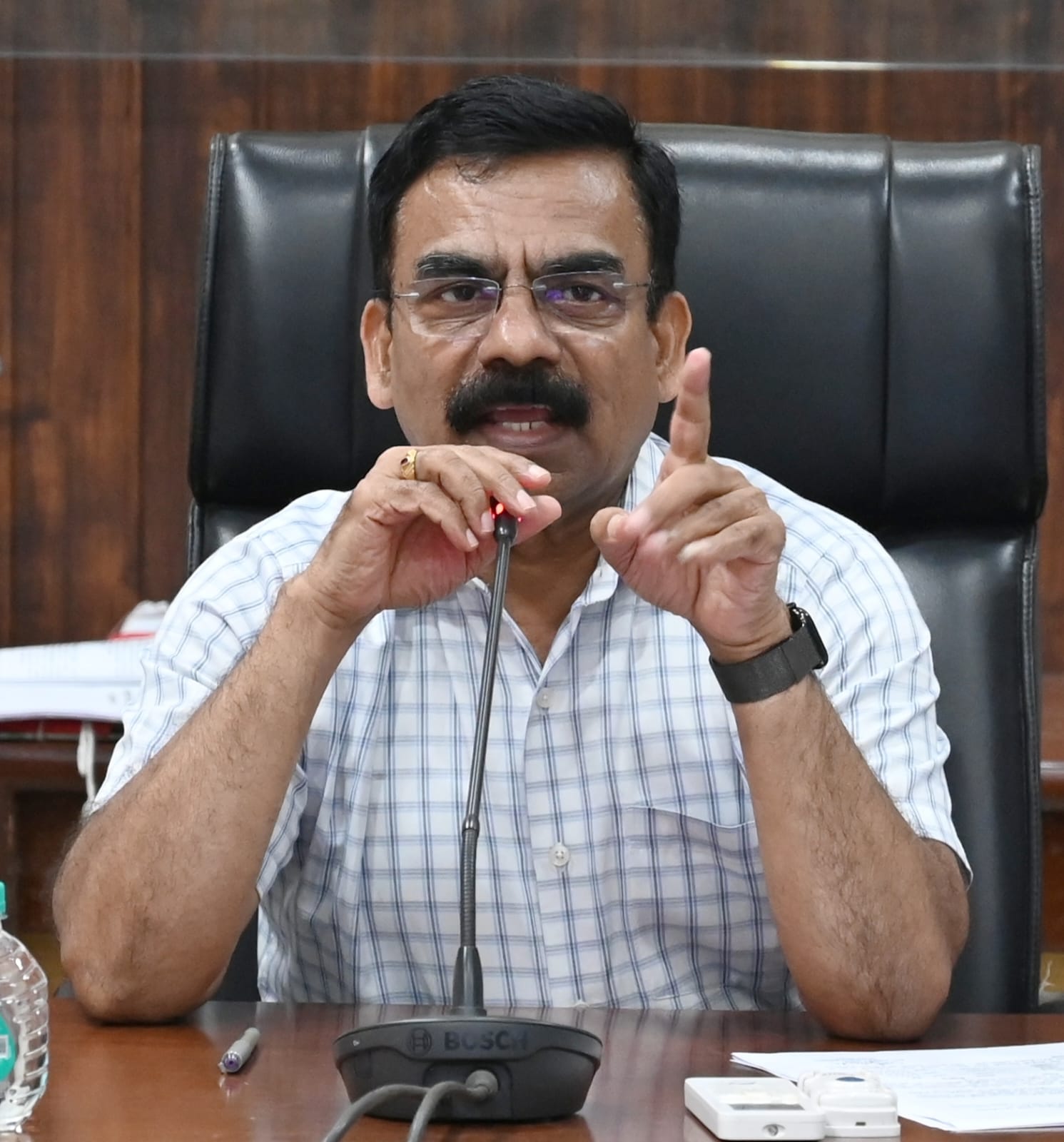 महाराष्ट्र लोकसेवा हक्क अधिनियमाची प्रभावी अंमलबजावणी करा : जिल्हाधिकारी अनिल पाटील