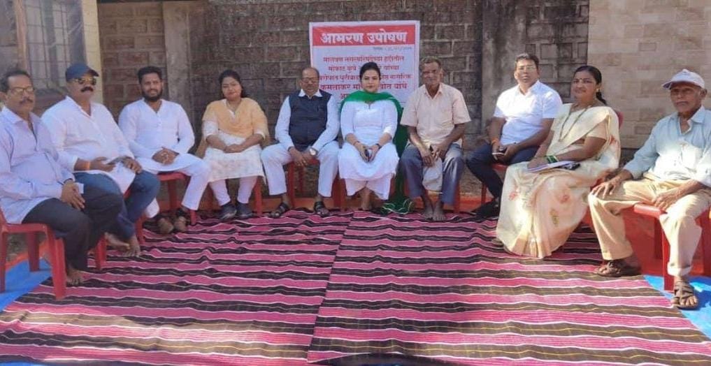 मोकाट कुत्रे आणि गुरे यांच्या त्रासा बाबत कमलाकर खोत यांचे मालवण पालिके समोर प्रजासत्ताक दिनी उपोषण