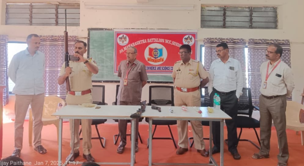 पोलीस रेझिंग डे निमित्त वैभववाडी महाविद्यालयात मार्गदर्शन