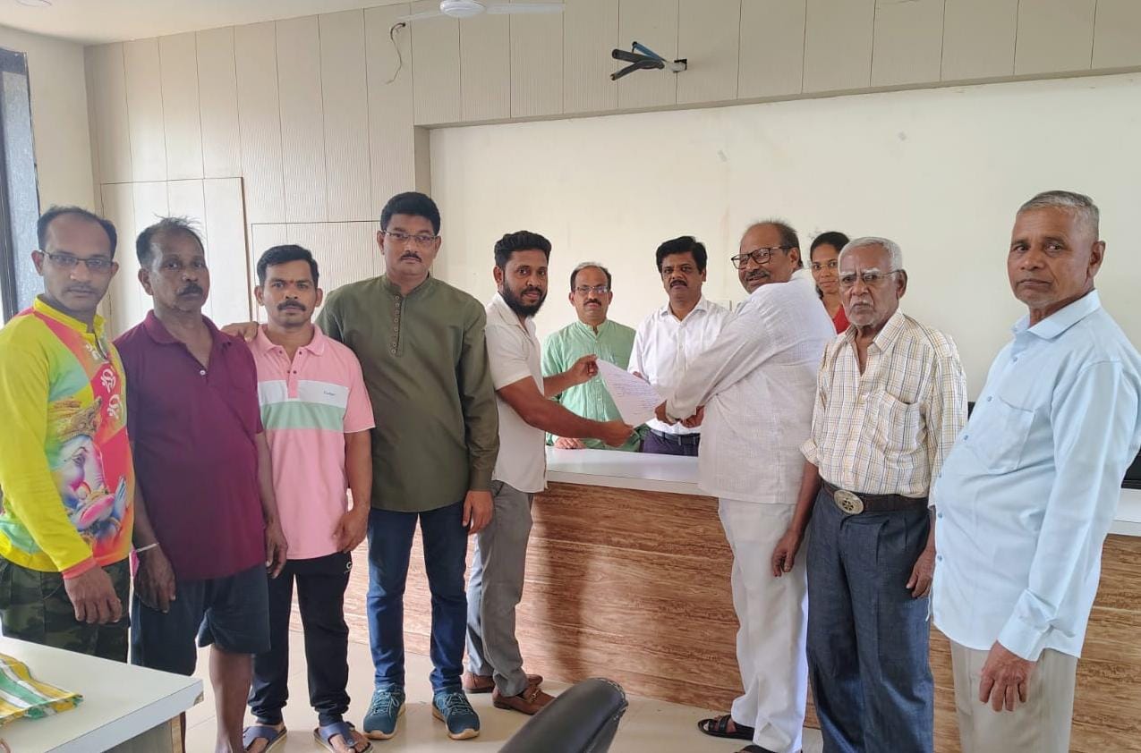 ठाकरे शिवसेनेच्या शिष्टमंडळाने वेधले मुख्याधिकाऱ्यांचे लक्ष