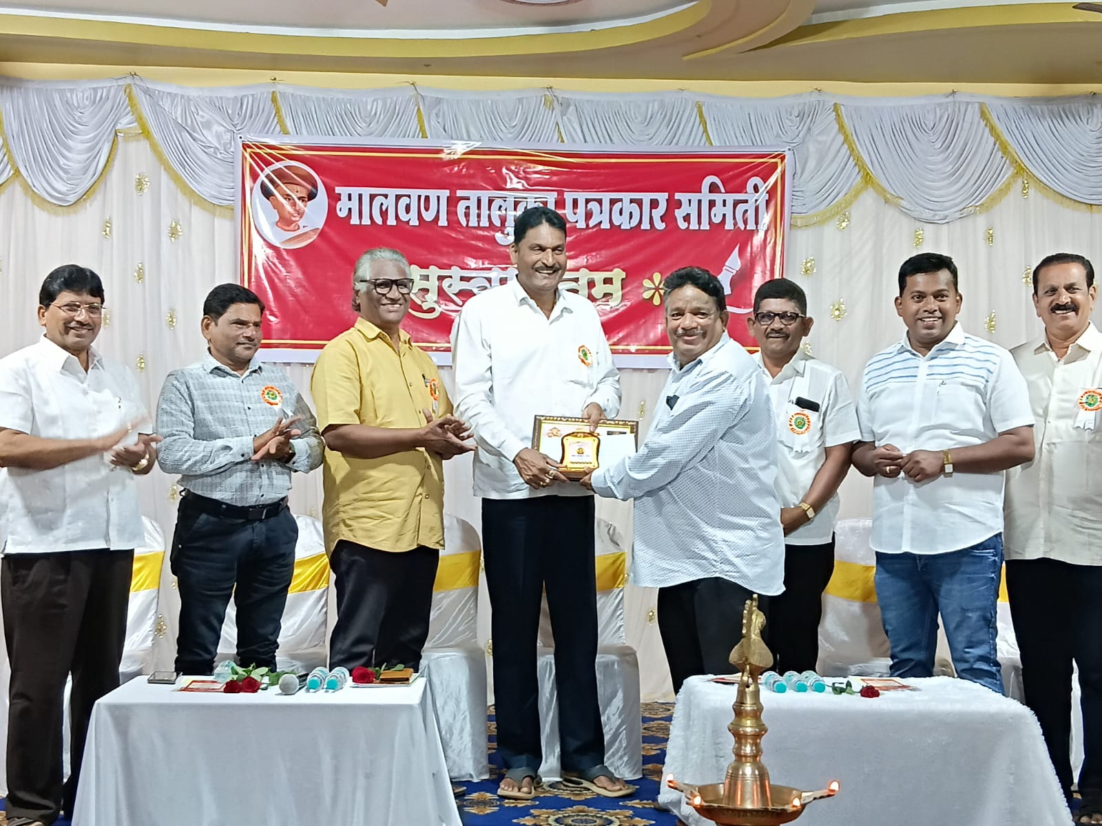 पत्रकार प्रफुल्ल देसाई यांचा उद्योजक दत्ता सामंत यांच्या हस्ते सन्मान
