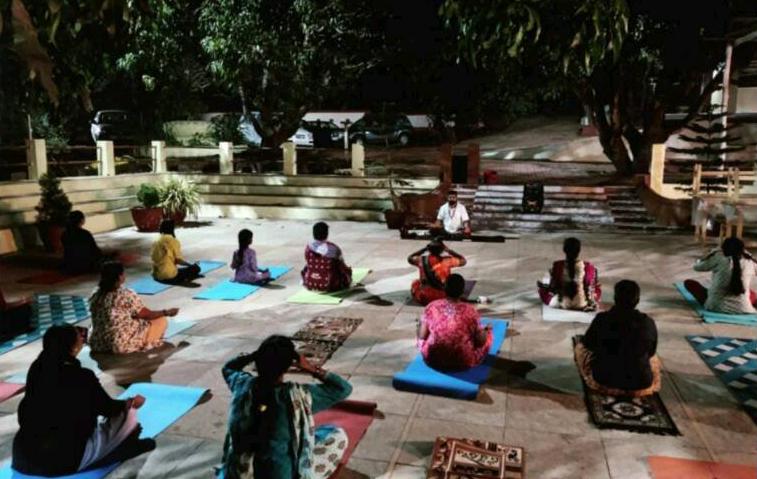 तिरोडा येथे आयोजित योग शिबिरास महिलांचा उत्स्फूर्त प्रतिसाद