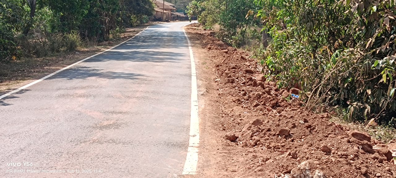 बागायत येथील मालवण बेळणे मुख्य रस्त्याच्या साईड पट्टीची दुरावस्था