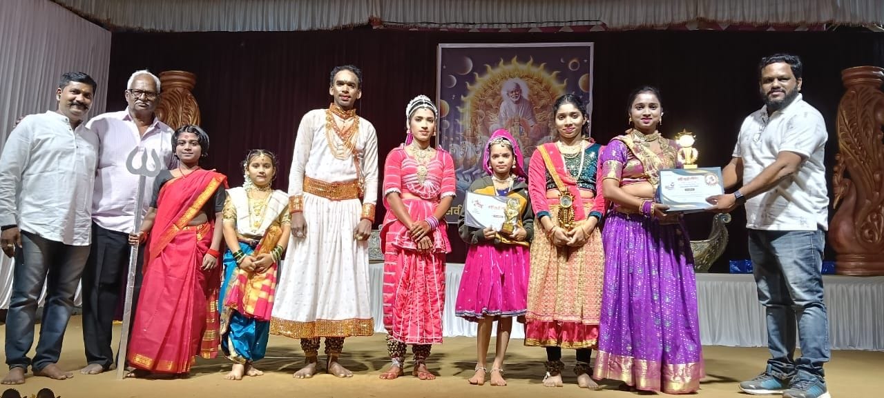 निमंत्रित नृत्यांगनांच्या नृत्याने साईभक्त मंत्रमुग्ध