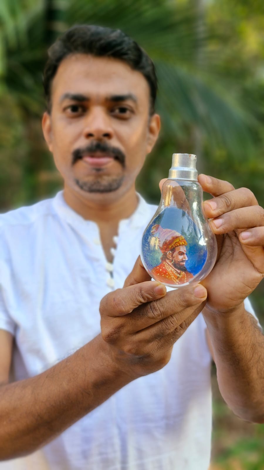 विजेच्या बल्ब मध्ये साकारले छत्रपती शिवरायांचे चित्र
