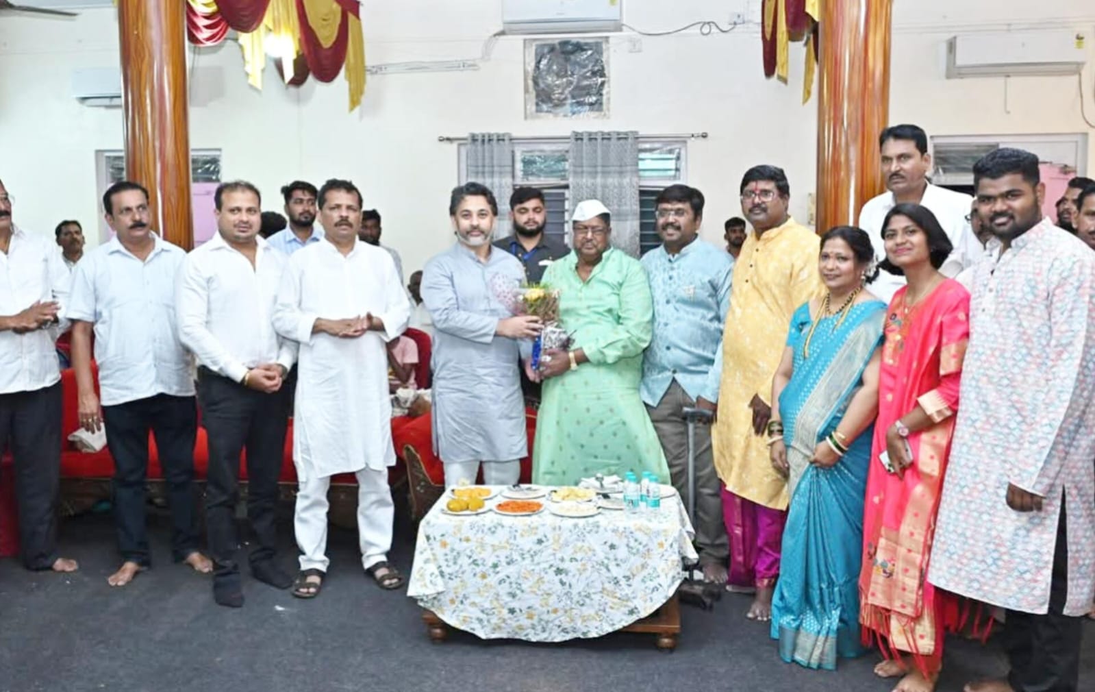 आ. निलेश राणे यांनी मामा माडये कुटुंबीयांना व्यवसायातील रौप्य महोत्सवी वर्षपूर्तीच्या दिल्या शुभेच्छा
