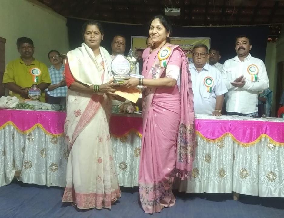 सौ. अनुष्का कदम यांना 'जिल्हास्तरीय उपक्रमशील शिक्षिका पुरस्कार' प्रदान
