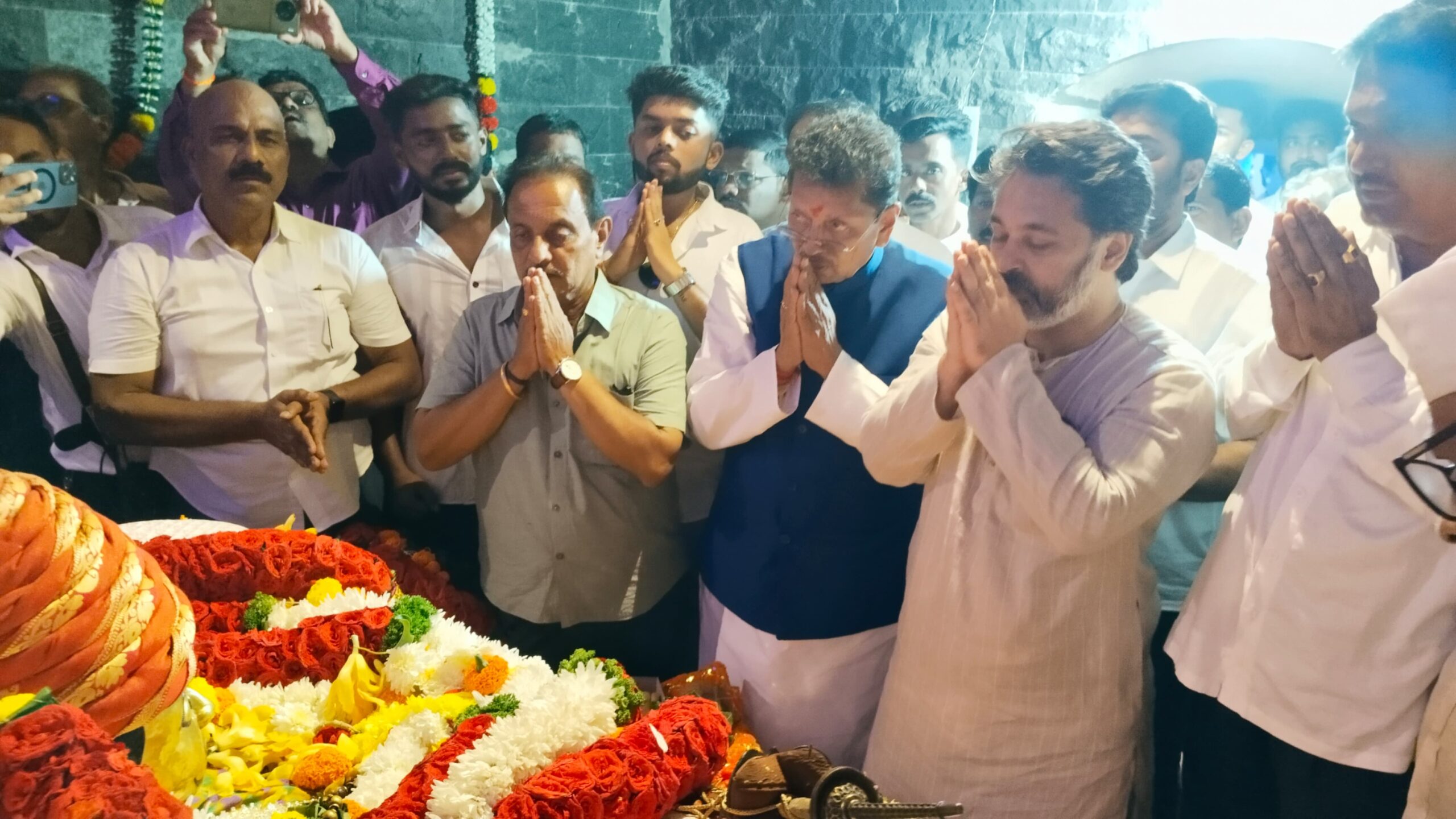 किल्ले सिंधुदुर्ग येथील श्री शिवराजेश्वर मंदिरात आमदार निलेश राणे, आ. दीपक केसरकर नतमस्तक