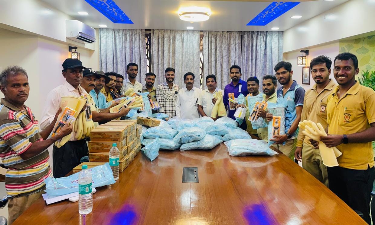 विद्युत वितरण विभागीय कार्यालय कुडाळ येथील तांत्रिक कर्मचाऱ्यांना सेफ्टी साहित्याचे वितरण