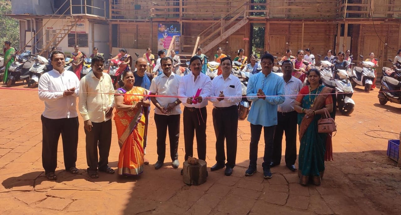 सिंधुदुर्ग जिल्हा महिला मत्स्यव्यवसायिक सहकारी संस्थेतर्फे मच्छिमार महिलांना ई -बाईक प्रदान
